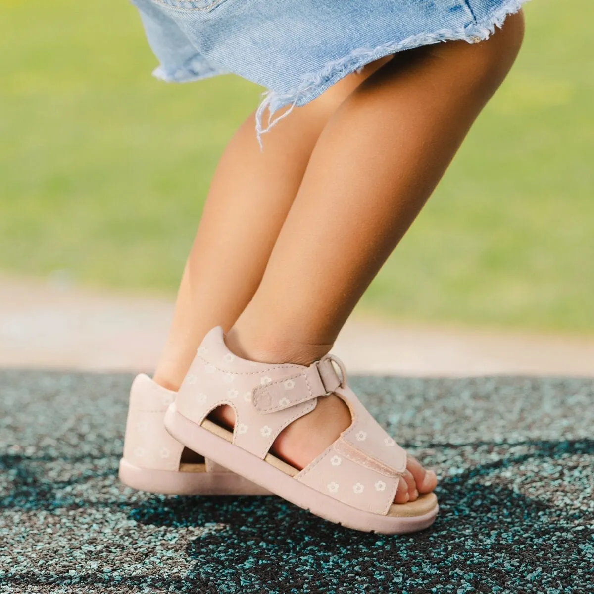 Bailey Sandal in Mini Daisy