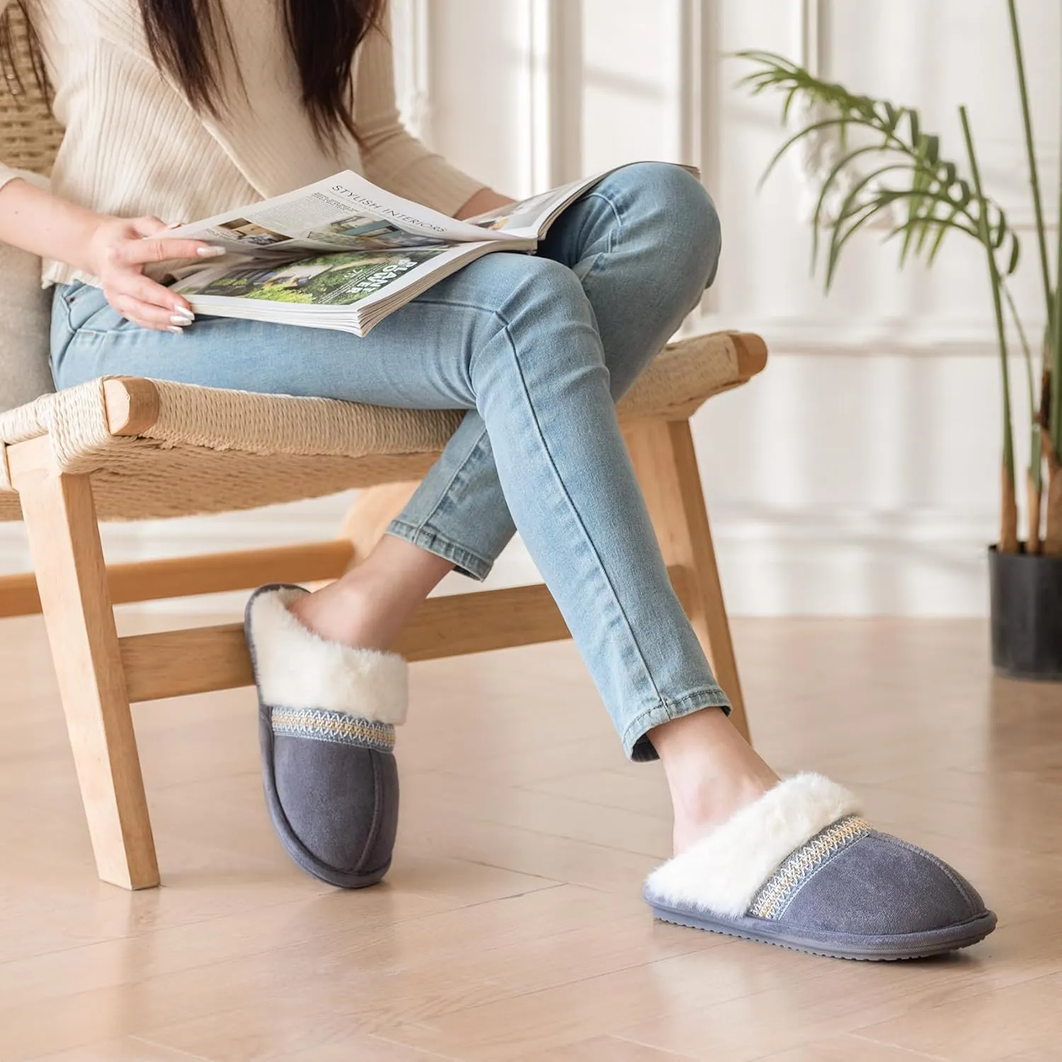 Fuzzy Slippers for Women with Memory Foam Warm Winter Suede House Slippers Indoor Outdoor Gifts For Women Faux Fur Anti-Skid