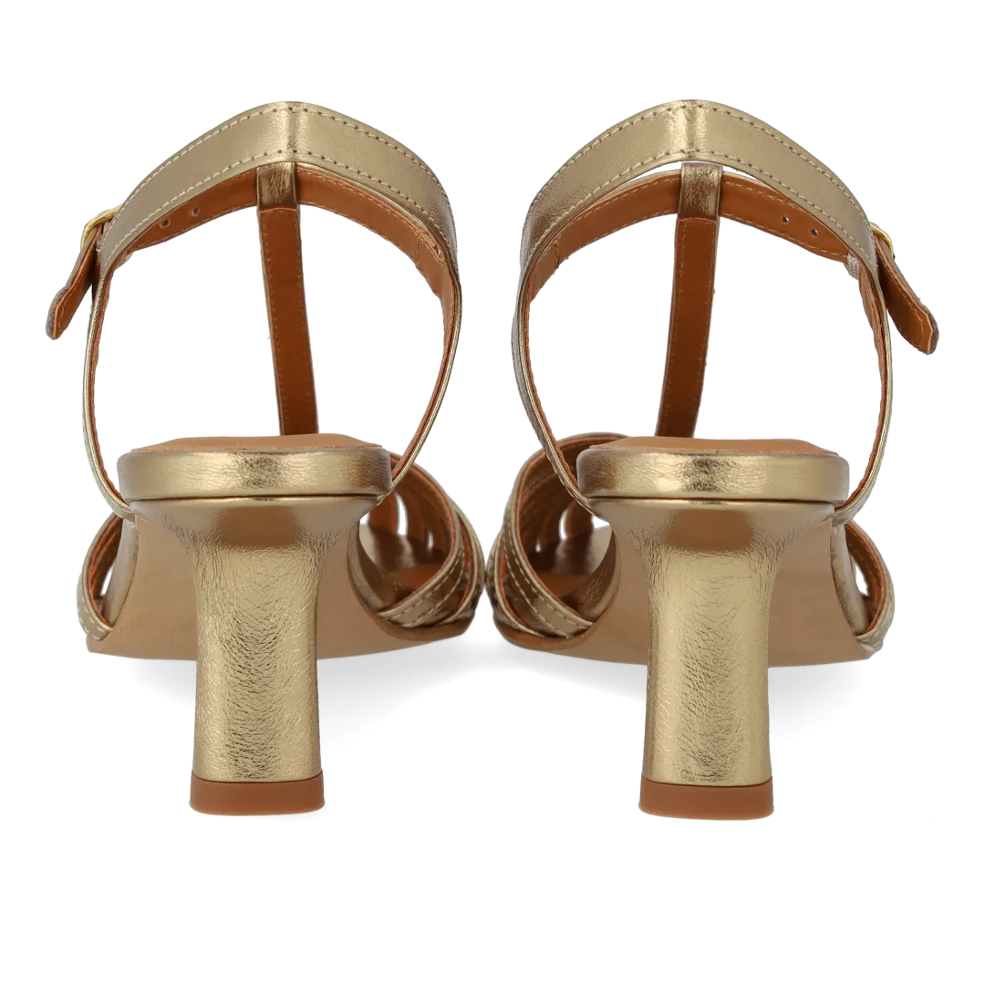 Heeled sandal with beautiful organic front detail