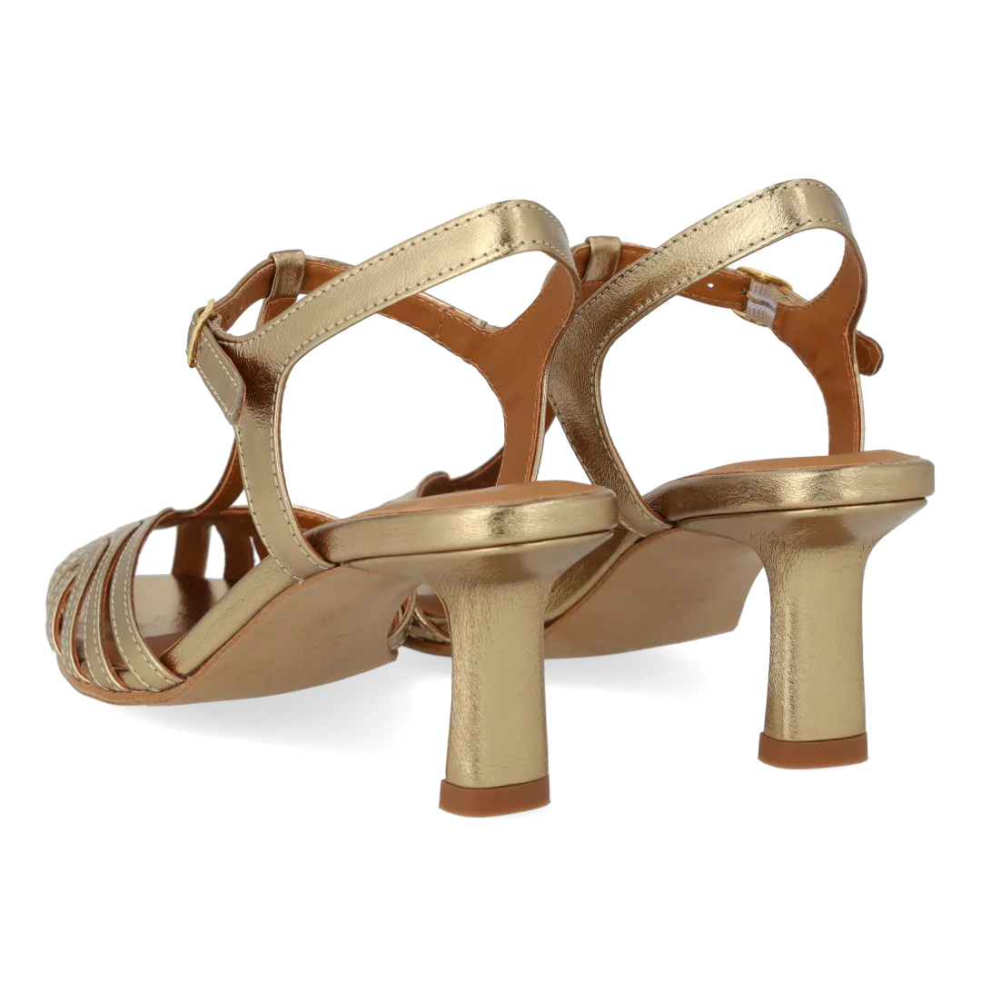 Heeled sandal with beautiful organic front detail