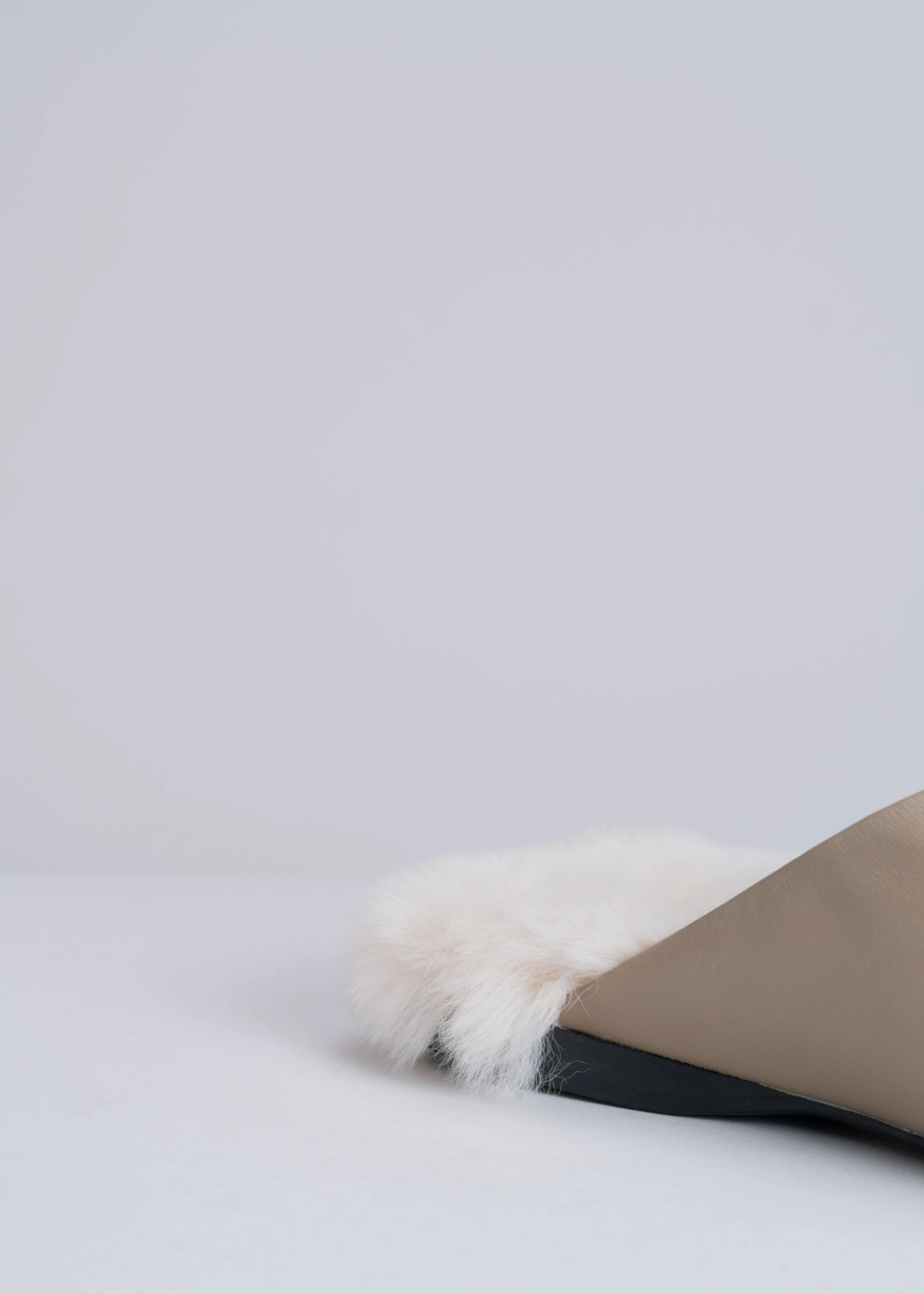 PARIGI - SLIPPER TAUPE CON PELLICCIA AVORIO IN VITELLO