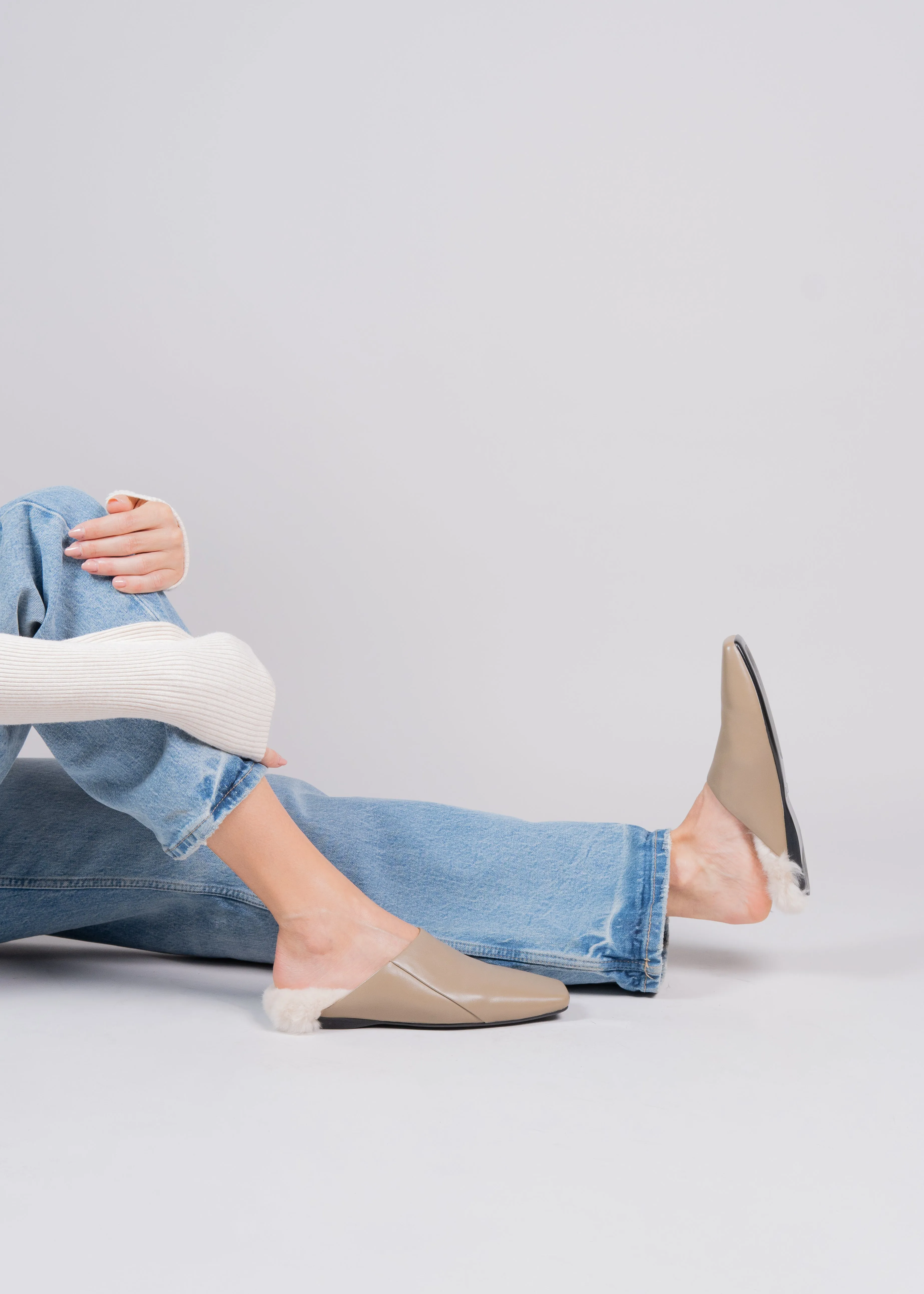 PARIGI - SLIPPER TAUPE CON PELLICCIA AVORIO IN VITELLO