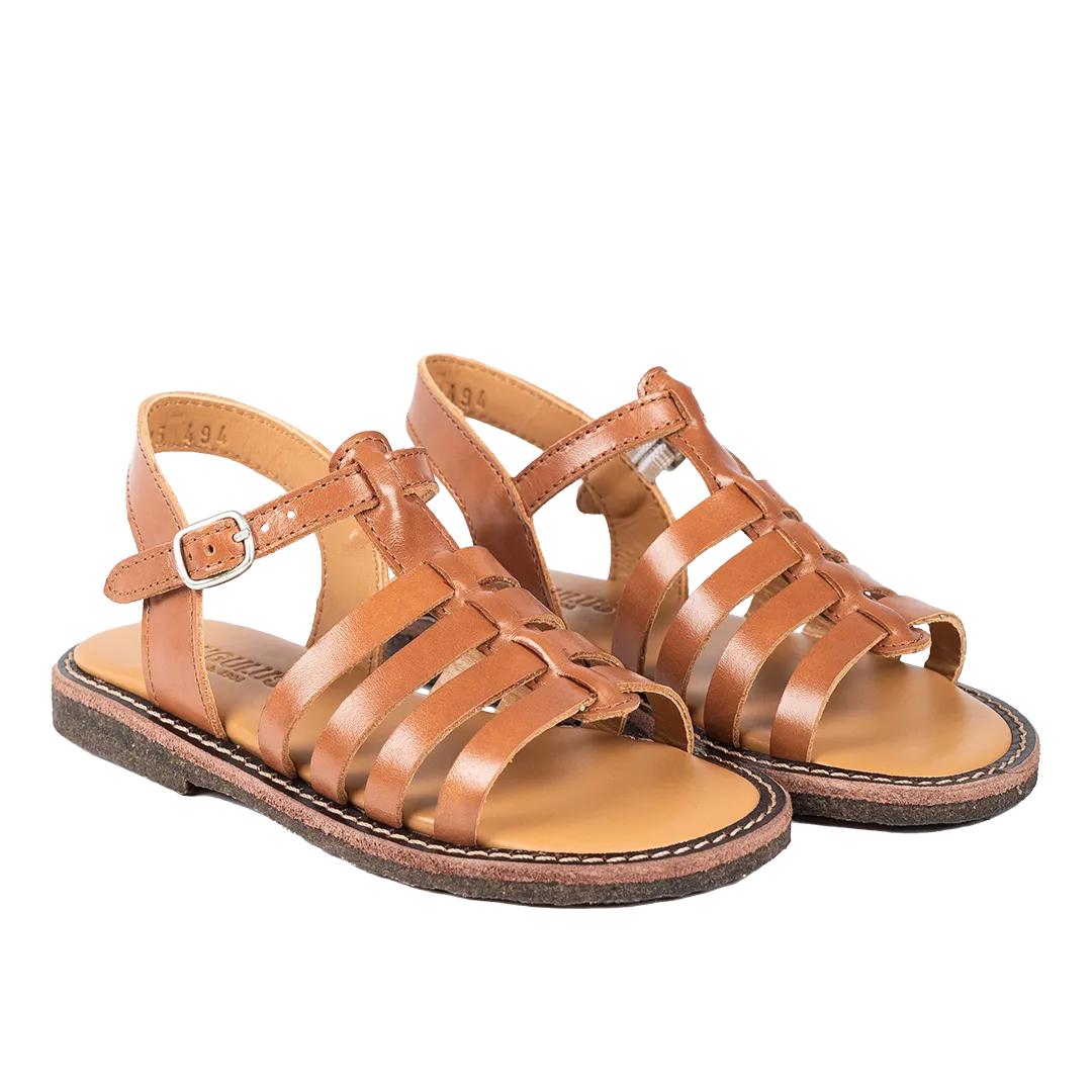 Sandal with open toe and buckle closure