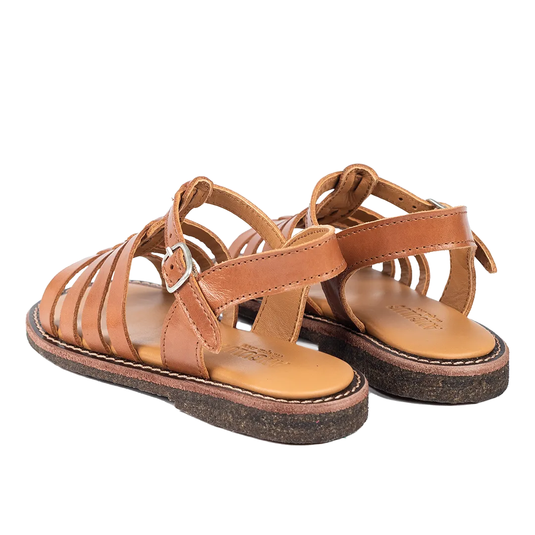 Sandal with open toe and buckle closure