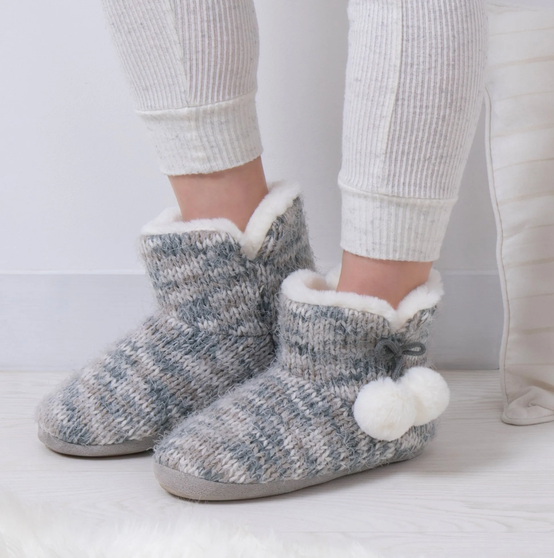 Totes Toasties KNITTED BOOT Slippers WITH POM POM Womens Grey