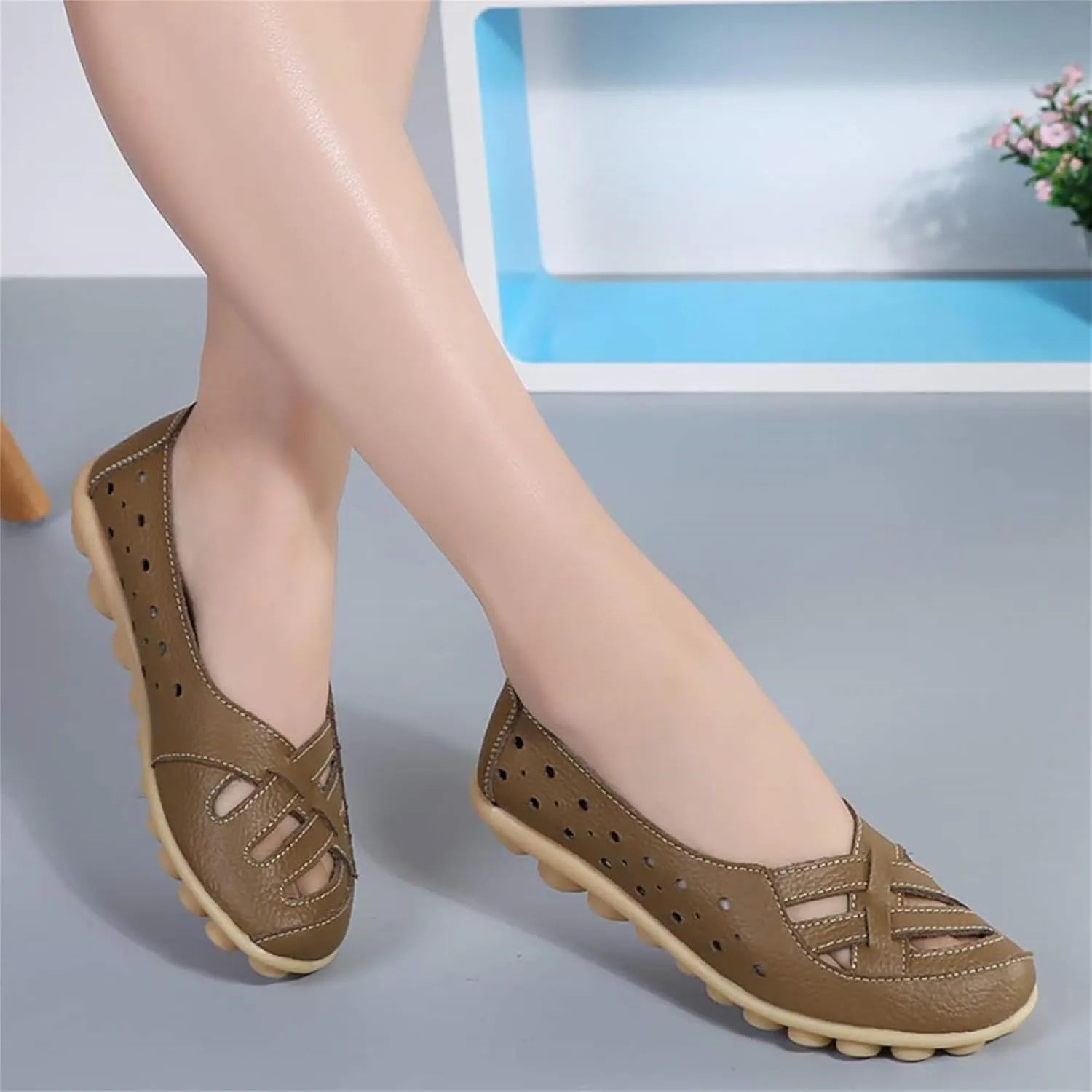Women's Comfortable Leather Loafers Slip On Walking Flats Casual Round Toe Moccasins Wild Nurse Orthopedic in Hollow Sandals Summer Slip-On 2025 Driving Breathable Fashion Soft Shoes