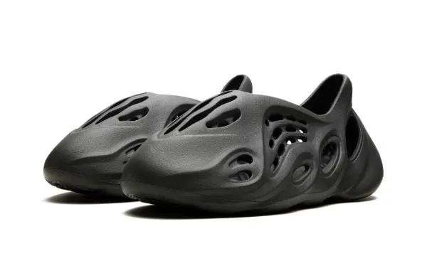 Yeezy Foam Runner "Carbon" IG5349